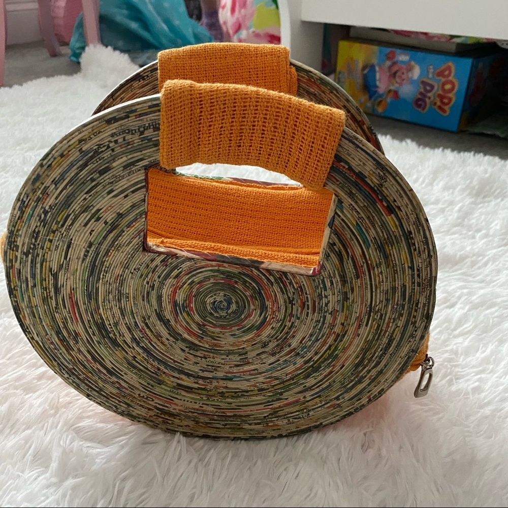 New! RARE ✨ Hand-woven Recycled Paper Handbag - Picture 6 of 9